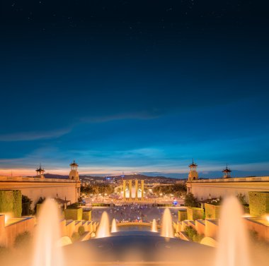 Barcelona'da magic fountain gece manzarası