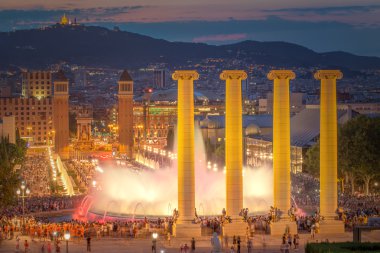 Barcelona'da magic fountain gece manzarası