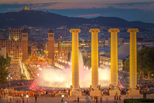 Nachtansicht des magischen Brunnens in Barcelona — Stockfoto