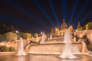 Barcelona'da magic fountain gece manzarası