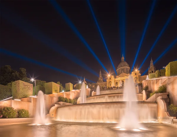 Nacht uitzicht op magische fontein in barcelona — Stockfoto