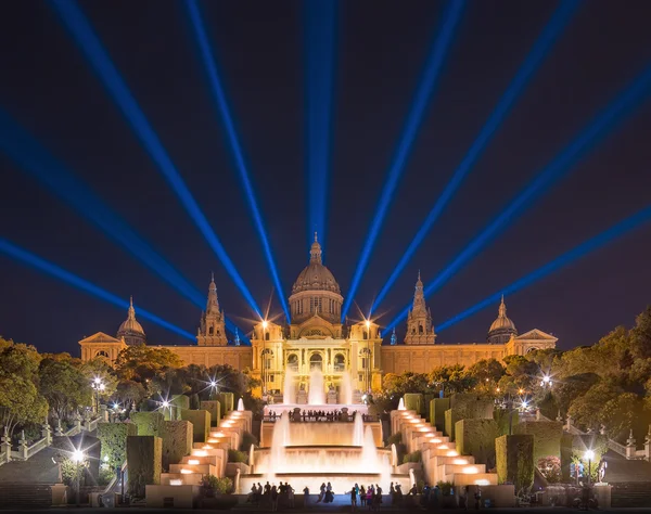 Natt syn på magiska fontänen i barcelona — Stockfoto