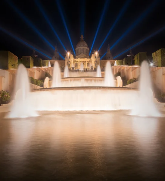 Nacht uitzicht op magische fontein in barcelona — Stockfoto