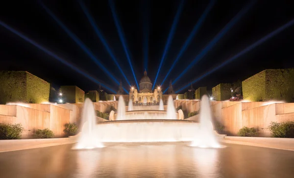 在巴塞罗那的魔法喷泉的夜景 — 图库照片
