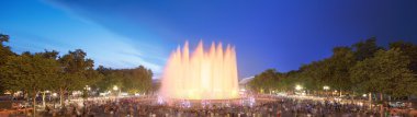 Barcelona'da magic fountain gece manzarası