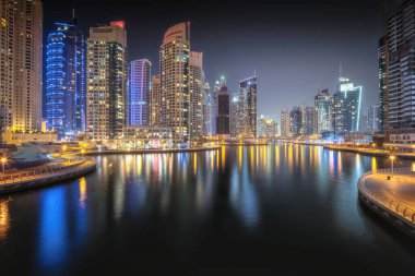 Gece vakti Dubai Marina Körfezi ve şehir merkezi panoramik görüntüsü, BAE.