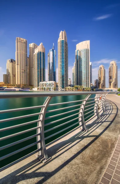 Nowoczesne Budynki Dubai Marina Bay Widokiem Dnia Most Zjednoczone Emiraty — Zdjęcie stockowe