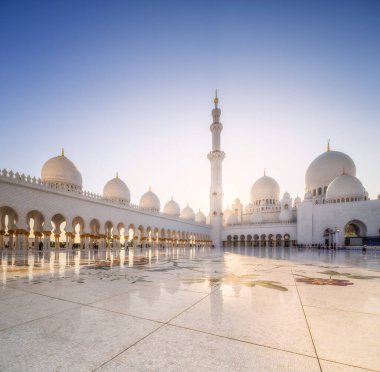 Şeyh Zayed 'in gündüz vakti Abu Dabi' deki büyük camii. Cami 'nin zemininde çiçek desenleri var..