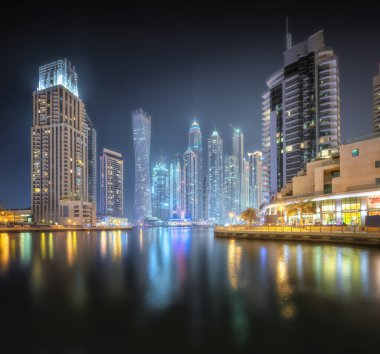Gece vakti Dubai Marina Körfezi ve şehir merkezi panoramik görüntüsü, BAE.