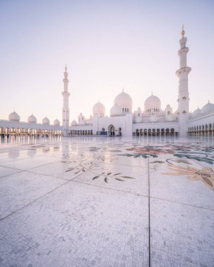 Büyük Sheik Zayed Camisi Abu Dabi pembe günbatımı sırasında. Çiçek desenli görünümünü Camii katında.