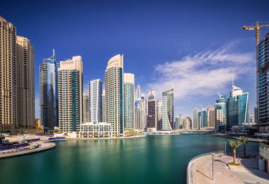 Köprü gün manzaralı, Birleşik Arap Emirlikleri Dubai Marina Körfezi modern binalar