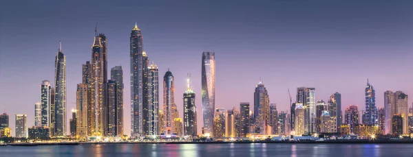 Edifícios Modernos Baía Dubai Marina Com Luzes Noite Fundo Vista — Fotografia de Stock