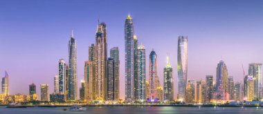 Palm Jumeirah, Birleşik Arap Emirlikleri Dubai Marina defne görünümünden on sunset altın yansıması ile modern binalar.