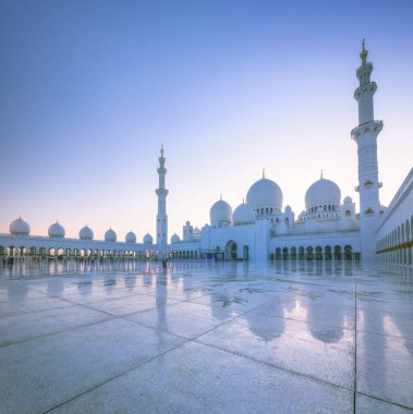 Şeyh Zayed, sabah Abu Dabi 'deki büyük camii. Cami 'nin zemininde çiçek desenleri var..
