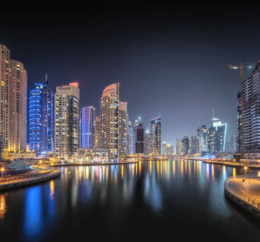 Gece vakti Dubai Marina Körfezi ve şehir merkezi panoramik görüntüsü, BAE.