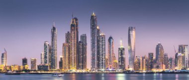 Dubai Marina Körfezi 'nin modern binaları. Arka planda ışıklar var. Palm Jumeirah, BAE manzaralı.