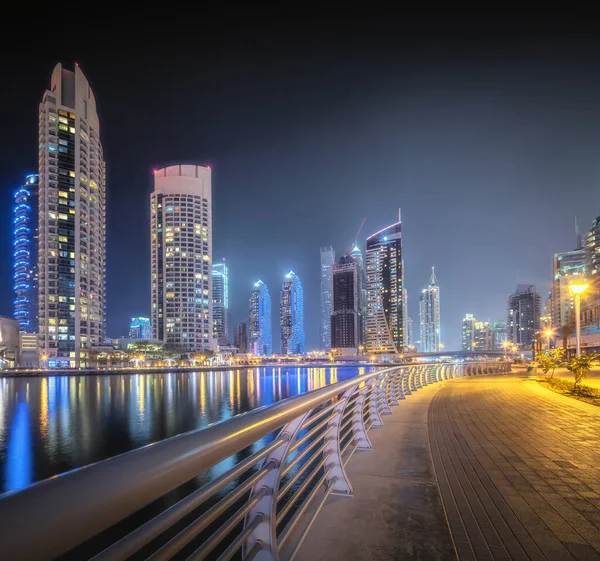 迪拜码头和市中心的夜景全景 — 图库照片