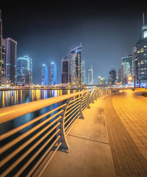 迪拜码头和市中心的夜景全景 — 图库照片