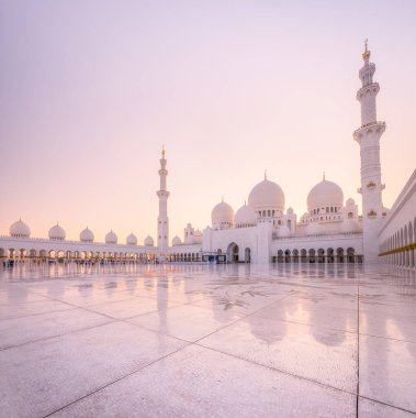 Büyük Sheik Zayed Camisi Abu Dabi pembe günbatımı sırasında. Çiçek desenli görünümünü Camii katında.