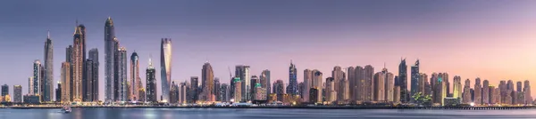 迪拜滨海湾的现代建筑 背景是夜晚的灯光 从阿联酋的棕榈镇俯瞰 — 图库照片