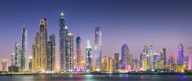 Palm Jumeirah, Birleşik Arap Emirlikleri Dubai Marina defne görünümünden on sunset altın yansıması ile modern binalar.