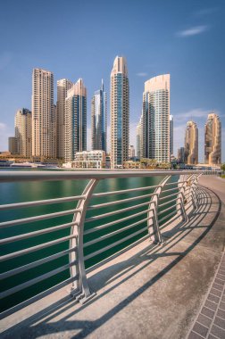 Dubai Marina defne ile modern binalar gökyüzü güneşli gün boyunca, BAE temizleyin.