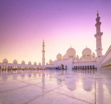 Büyük Sheik Zayed Camisi Abu Dabi pembe günbatımı sırasında. Çiçek desenli görünümünü Camii katında.