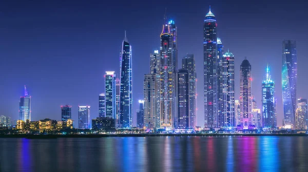 Edifícios Modernos Dubai Marina Bay Noite Com Luzes Fundo Vista — Fotografia de Stock