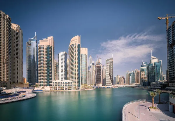 Dubai Marina defne ile modern binalar gökyüzü güneşli gün boyunca, BAE temizleyin.