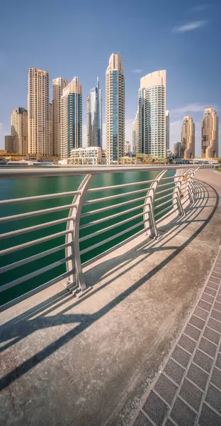 Edificios Modernos Dubai Marina Bay Con Cielo Despejado Durante Día — Foto de Stock