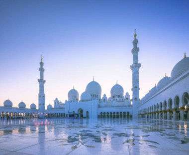 Şeyh Zayed, sabah Abu Dabi 'deki büyük camii. Cami 'nin zemininde çiçek desenleri var..