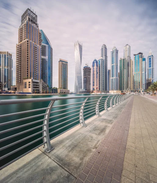 Edificios Modernos Dubai Marina Bay Con Cielo Despejado Durante Día — Foto de Stock