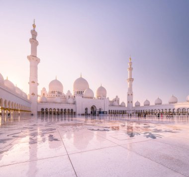 Büyük Sheik Zayed Camisi Abu Dabi pembe günbatımı sırasında. Çiçek desenli görünümünü Camii katında.
