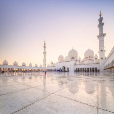 Şeyh Zayed 'in gündüz vakti Abu Dabi' deki büyük camii. Cami 'nin zemininde çiçek desenleri var..