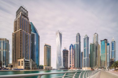 Dubai Marina defne ile modern binalar gökyüzü güneşli gün boyunca, BAE temizleyin.