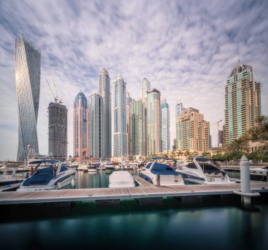 Modern binalar ile bulutlu gökyüzü güneşli gün, Birleşik Arap Emirlikleri Dubai Marina Körfezi