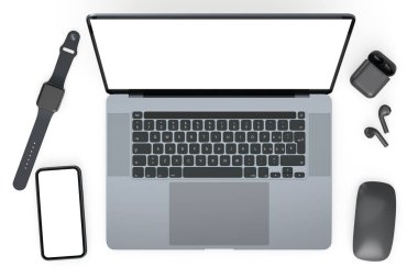 Beyaz arka planda klavyesi, faresi, akıllı seğirmesi, telefonu ve kulaklığı olan alüminyum dizüstü bilgisayarın üst görüntüsü. Yaratıcı tasarım ekipmanı ve kompakt ev çalışma alanı konsepti