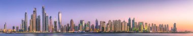 Palm Jumeirah, Birleşik Arap Emirlikleri Dubai Marina defne görünümünden on sunset altın yansıması ile modern binalar.