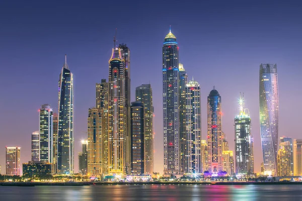 Palm Jumeirah, Birleşik Arap Emirlikleri Dubai Marina defne görünümünden on sunset altın yansıması ile modern binalar.