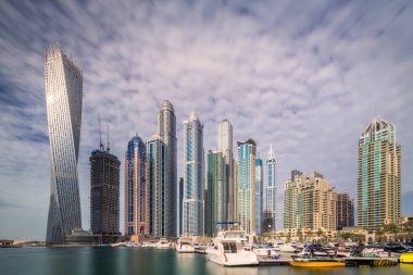 Modern binalar ile bulutlu gökyüzü güneşli gün, Birleşik Arap Emirlikleri Dubai Marina Körfezi
