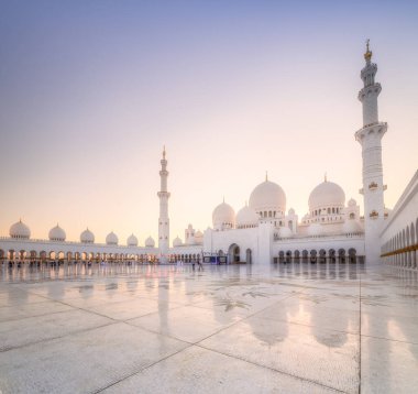 Şeyh Zayed 'in gündüz vakti Abu Dabi' deki büyük camii. Cami 'nin zemininde çiçek desenleri var..