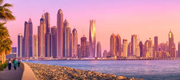 Edifícios Modernos Com Reflexo Dourado Pôr Sol Vista Baía Dubai — Fotografia de Stock