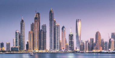 Dubai Marina Körfezi 'nin modern binaları. Arka planda ışıklar var. Palm Jumeirah, BAE manzaralı.