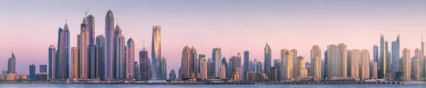 现代建筑与黄金反射日落在迪拜滨海湾景观从棕榈朱美拉 阿联酋 — 图库照片
