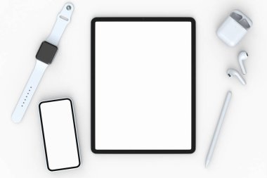 Stylus 'lu bilgisayar tabletinin üst görüntüsü, akıllı saat, telefon ve kulaklıklar beyaz arka planda izole edilmiş. Yaratıcı tasarım ekipmanı ve kompakt çalışma alanı üç boyutlu oluşturma kavramı