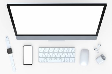 Klavyesi, faresi, akıllı seğirmesi, telefonu ve kulaklığı beyaz arka planda olan masaüstü bilgisayarının üst görüntüsü. Yaratıcı tasarım ekipmanı ve kompakt ev çalışma alanı konsepti