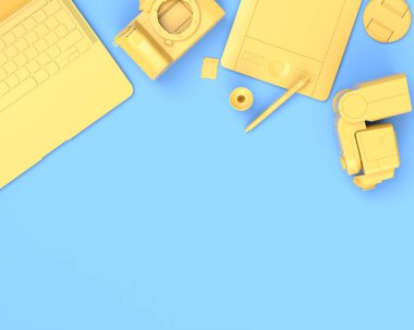 Dizüstü bilgisayar, tablet, dijital kamera ve mavi arka planda ışık flaşı gibi tasarımcı çalışma alanının ve teçhizatının üst görüntüsü. İllüstratör ve fotoğrafçılık araçları için aksesuarların 3d görüntülenmesi