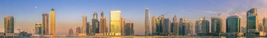 Dubai 'nin şehir manzarası ve panoramik Business Bay manzarası ve sabahları gökdelenlerin su üzerindeki yansıması, BAE.