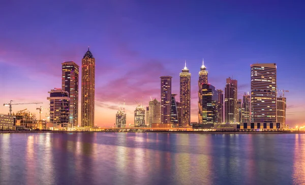 Дубай Панорамный Вид Бухту Бизнес Панорамой Небоскребов Воде Время Восхода — стоковое фото