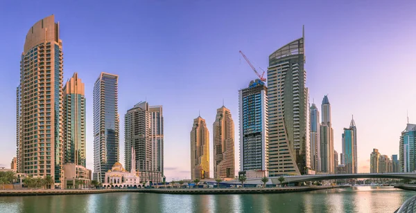 Bâtiments Modernes Baie Dubai Marina Avec Ciel Clair Pendant Journée — Photo
